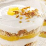 پارفه صبحانه با میوه تازه در یک فنجان