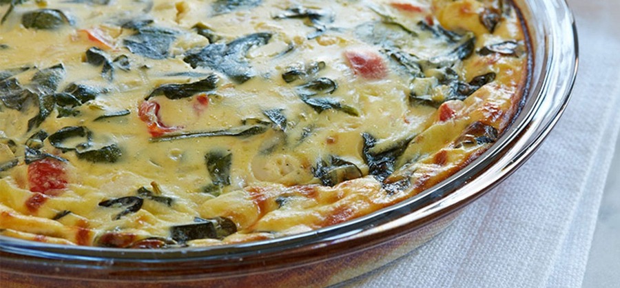 Spinach quiche in a pie pan
